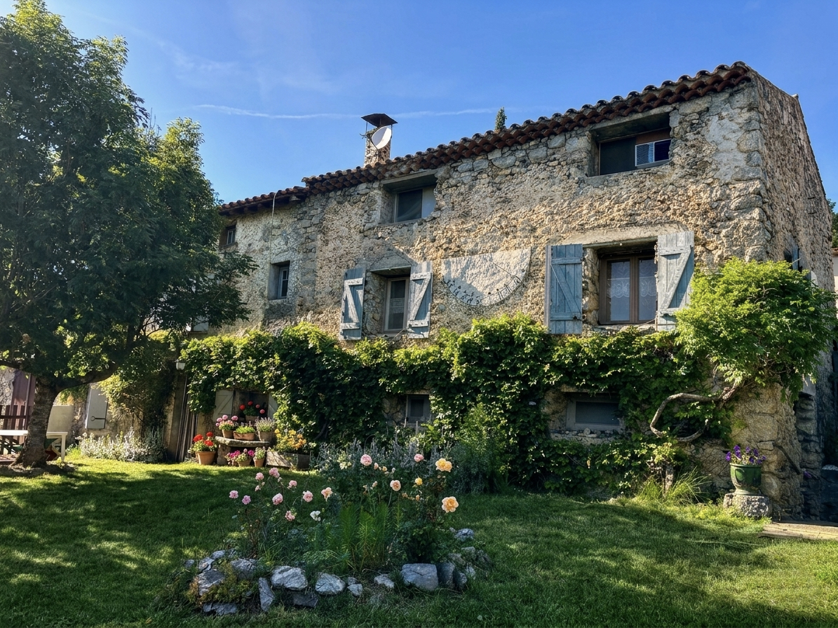 Grande maison de village en pierre avec jardin et dépendance