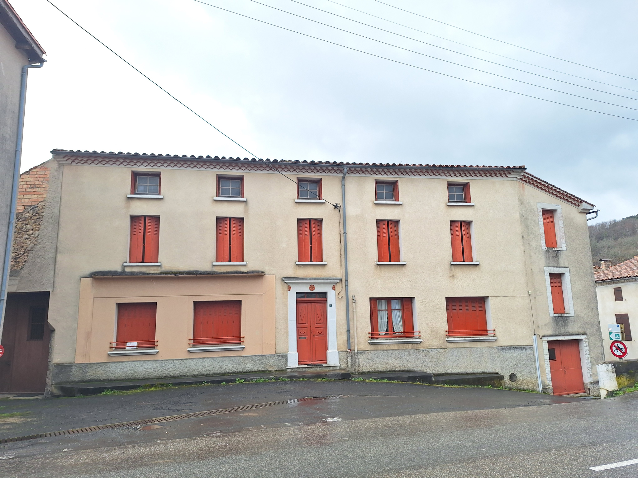 GRANDE MAISON DE VILLAGE AVEC GARAGE