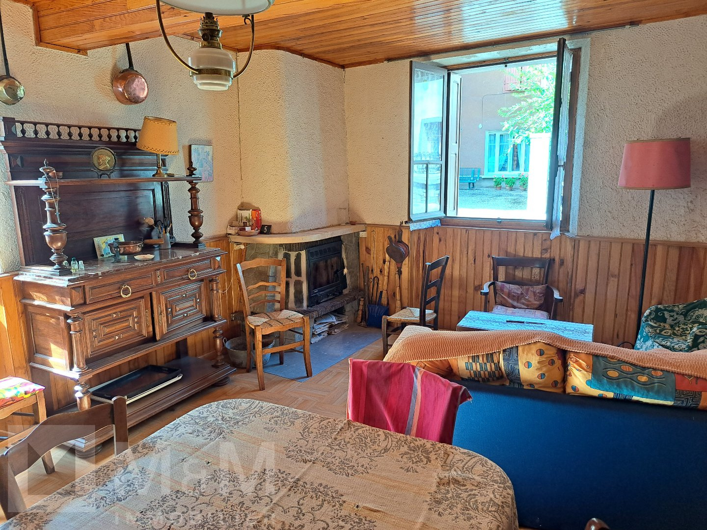 Maison avec un gîte, une grange' et parcelles de terre /jard